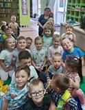 Dzieci z bibliotekarką