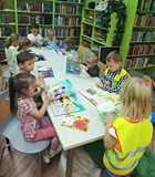 Dzieci podczas przeglądania książek