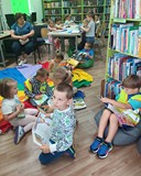 Dzieci podczas przeglądania książek