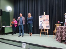 Dyrektor Dariusz Pawłikowski i zastępca dyrektora Beata Sawa-Jovanoska otwierają konkurs Wybieramy M