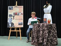 Uczestnik konkursu Wybieramy Mistrza Pięknego Czytania czyta wybrane teksty z Mitologii Jana Parando