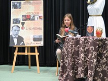 Uczestniczka konkursu Wybieramy Mistrza Pięknego Czytania czyta wybrane teksty z Mitologii Jana Para
