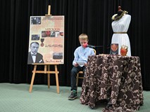 Uczestnik konkursu Wybieramy Mistrza Pięknego Czytania czyta wybrane teksty z Mitologii Jana Parando