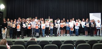 Grupowe zdjęcie uczestników konkursu Wybieramy Mistrza Pięknego Czytania 2023