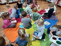 Oglądamy książeczki z filiowej biblioteczki