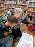 Oglądamy książeczki z filiowej biblioteczki