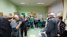na zdjęciu uczestnicy wernisażu