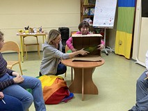 Uczestnika zajęć podczas wspólnej zabawy