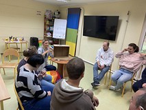 Bibliotekarka tłumaczy uczestnikom zasady gry