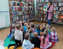 Wspólne czytanie książki o przygodach pana Żabki
