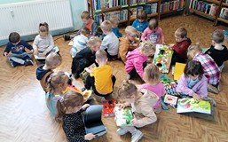 Żeglarze oglądają książki z księgozbioru dla dzieci
