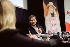 Andrzej Ilków podczas dyskusji z Magdaleną Kuszewską, fot.  Adam Kazmierski