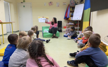 Bibliotekarka czyta dzieciom książkę