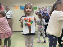 Dziewczynka prezentuje swoją pracę