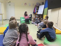 Bibliotekarka pokazuje dzieciom ilustrację