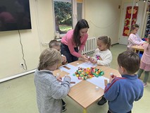 Dzieci podczas zajęć wykonują pracę plastyczną