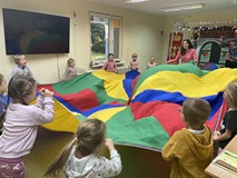 Dzieci podczas zabawy z chustą animacyjną