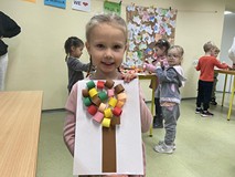 Dziewczynka prezentuje swoją pracę