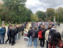 Uczestnicy wydarzenia podczas zwiedzania wystawy