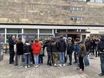 Uczestnicy wydarzenia podczas zwiedzania wystawy