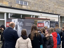 Uczestnicy wydarzenia podczas zwiedzania wystawy