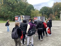 Uczestnicy wydarzenia podczas zwiedzania wystawy