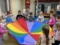 Dzieci bawią sie chustą animacyjną