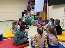 Bibliotekarka czyta dzieciom książkę