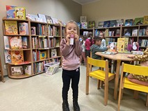 Dziewczynka pokazuje swoją zakładkę