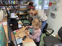 Dziewczynka skanuje książeczkę