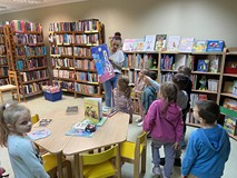 Dzieci poznają księgozbiór