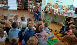 Spotkanie przedszkolaków z autorką książek dla dzieci Roksaną Jędrzejewską-Wróbel