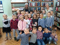 Zdjęcie grupy LISKI z autorką książek dla dzieci Roksaną Jędrzejewską-Wróbel