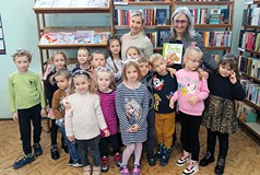 Zdjęcie grupy SARENKI z autorką książek dla dzieci Roksaną Jędrzejewską-Wróbel