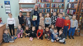 Zdjęcie grupy ŻABKI z autorką książek dla dzieci Roksaną Jędrzejewską-Wróbel