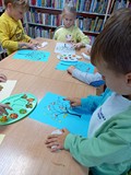 Jesienne drzewa w wykonaniu przedszkolaków z Przedszkola Kompetencyjnego 