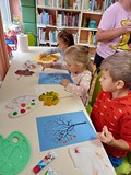 Jesienne drzewa w wykonaniu przedszkolaków z Przedszkola Kompetencyjnego 
