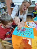 Jesienne drzewa w wykonaniu przedszkolaków z Przedszkola Kompetencyjnego 