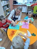 Jesienne drzewa w wykonaniu przedszkolaków z Przedszkola Kompetencyjnego 