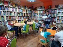 Wesoły Ryjek i jesienne opowiadanie czytane przez bibliotekarkę
