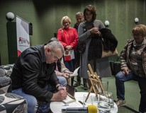 Piotr Pawłowski podpisuje książki, fot. Radosław Koleśnik
