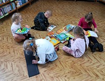 Jaskółki oglądają książki z księgozbioru dla dzieci