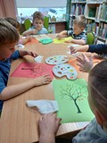 Wykonywanie jesiennych drzew przez przedszkolaki