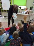 Bibliotekarka podczas prowadzenia spotkania z dziećmi