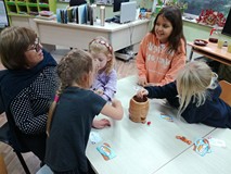 Uczestniczki spotkania i bibliotekarka podczas gry w BECZKĘ ŚMIECHU