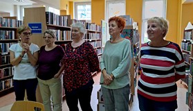 Na zdjęciu uczestniczki spotkania COOLturalnych 6 w oczekiwaniu na rozpoczęcie zabawy Pif Paf