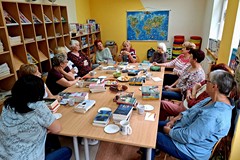 Na zdjęciu uczestniczki spotkania COOLturalnych 6 recenzują przeczytane książki