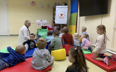 Bibliotekarka czyta dzieciom książkę