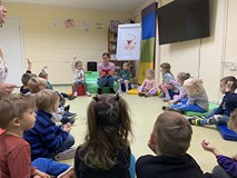 Bibliotekarka rozmawia z dziećmi o darach jesieni