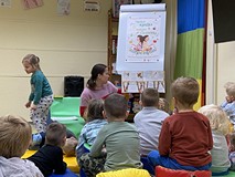 Bibliotekarka czyta dzieciom książkę